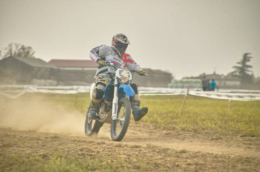 GAVELLO, İTALYA 24 Mart 2020: Kırsal kesimde Enduro yarışı