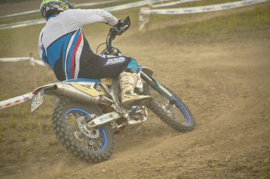 GAVELLO, İTALYA 24 Mart 2020: Kırsal kesimde Enduro yarışı