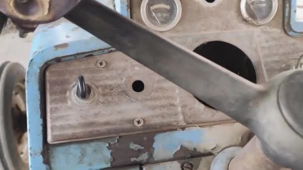 Tractor viejo de encendido — Vídeos de Stock