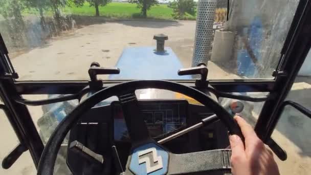 Трактор в полях — стокове відео