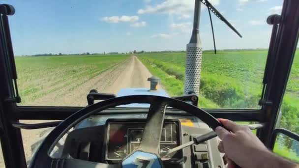 Tractor en los campos 2 — Vídeo de stock