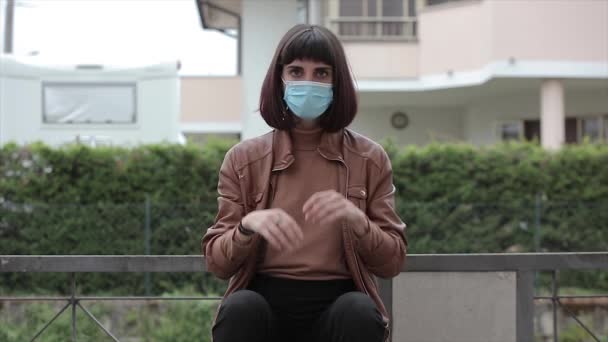 Молодая Женщина Носит Медицинскую Маску Парке Смотрит Камеру Открытом Воздухе — стоковое видео
