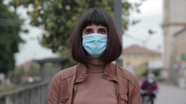 의료용 마스크를 이탈리아 베르가모의 현장에서 카메라를 클로즈업 — 비디오