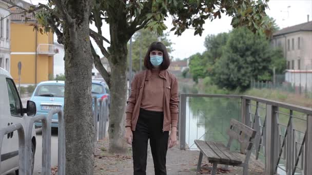 Meisje Wandelen Het Park Met Medisch Masker Covid Quarantaine Periode — Stockvideo