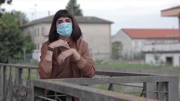 Ung Flicka Med Medicinsk Mask Tittar Kameran Utomhus Scen Bergamo — Stockvideo