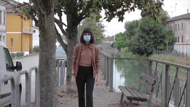 Meisje Wandelen Het Park Met Medisch Masker Covid Quarantaine Periode — Stockvideo