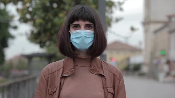 의료용 마스크를 이탈리아 베르가모의 현장에서 카메라를 클로즈업 — 비디오
