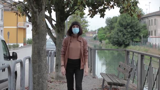 Chica Caminando Parque Con Máscara Médica Período Cuarentena Covid Filmación — Vídeos de Stock