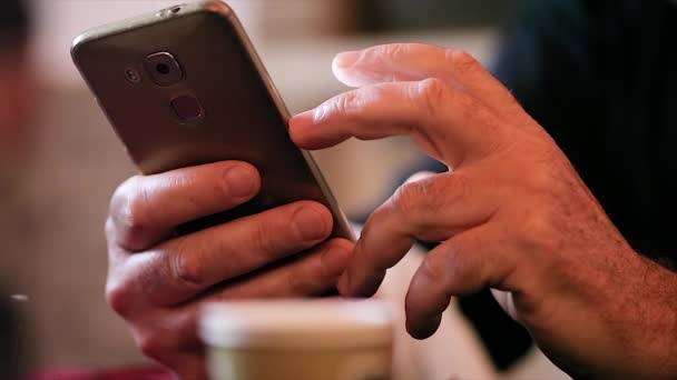 Smartphone Λεπτομέρεια Κρατιέται Στο Χέρι Μια Κοινή Σκηνή Καθημερινής Χρήσης — Αρχείο Βίντεο