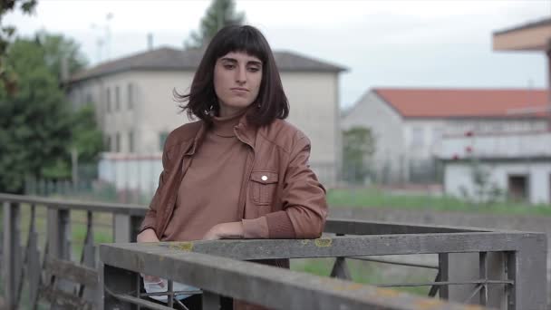 Jong Meisje Met Medisch Masker Kijkend Camera Openlucht Scene Bergamo — Stockvideo