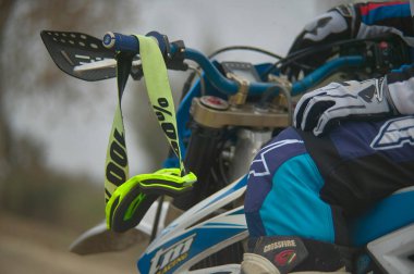 GAVELLO, İTALYA 24 Mart 2020: Kırsal kesimde Enduro yarışı