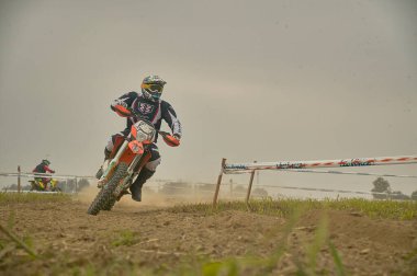 GAVELLO, İTALYA 24 Mart 2020: Kırsal kesimde Enduro yarışı