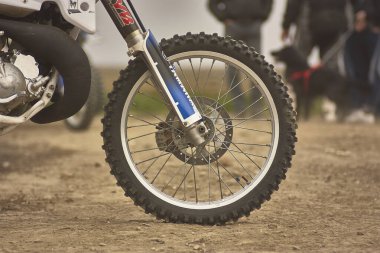 GAVELLO, İTALYA 24 Mart 2020: Kırsal kesimde Enduro yarışı