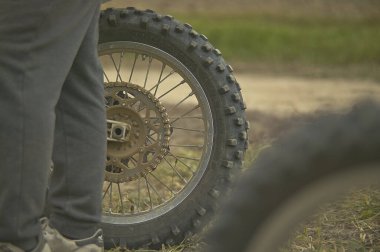 GAVELLO, İTALYA 24 Mart 2020: Kırsal kesimde Enduro yarışı