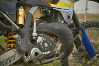 GAVELLO, İTALYA 24 Mart 2020: Kırsal kesimde Enduro yarışı