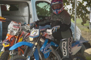 GAVELLO, İTALYA 24 Mart 2020: Kırsal kesimde Enduro yarışı