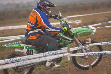 GAVELLO, İTALYA 24 Mart 2020: Kırsal kesimde Enduro yarışı