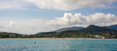 Güneşli bir günde İtalya 'nın Sardunya kıyı şeridi