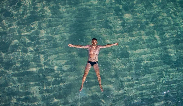 Ontspannen Jongen Sardijnse Zee Van Boven Een Zomerse Zonnige Dag — Stockfoto