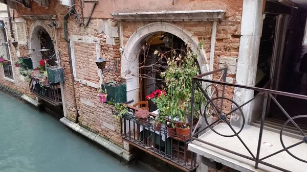 Venice Italy March 2019 Малий Канал Будівлями Венеції — стокове фото