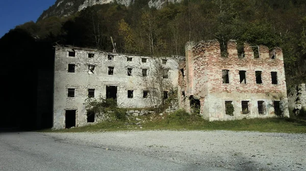 Harabe Dolomitlerde Terk Edilmiş Dışarıdan Terk Edilmiş Eski Bir Bina — Stok fotoğraf