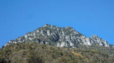 Dolomitlerde dağlar, göl ve doğa ile güzel bir manzara.