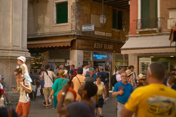 Venedik, İtalya 25 Mart 2019 Venedik 'te bir cadde manzarası