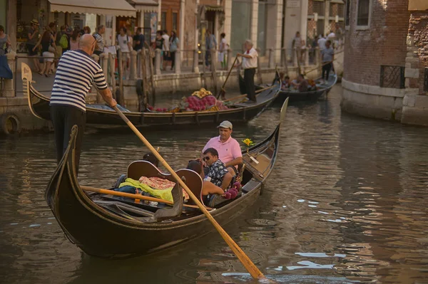 Venedig Italien März 2019 Gondel Venedig Mit Menschen Bord — Stockfoto