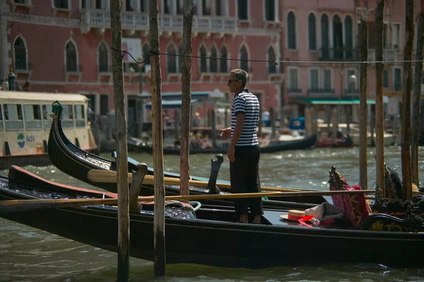 Venice Italië Maart 2019 Gondel Venetië Met Mensen Aan Boord — Stockfoto