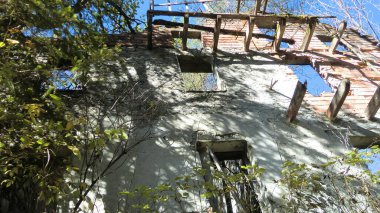 Harabe dolomitlerde terk edilmiş. Dışarıdan terk edilmiş eski bir bina.