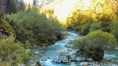 Dolomitlerde akan suyla birlikte dağ akıntısı