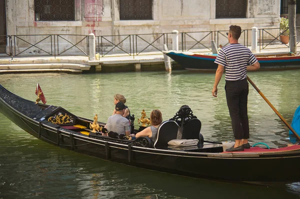 Venezia Italia Marzo 2019 Gondola Venezia Con Persone Bordo — Foto Stock