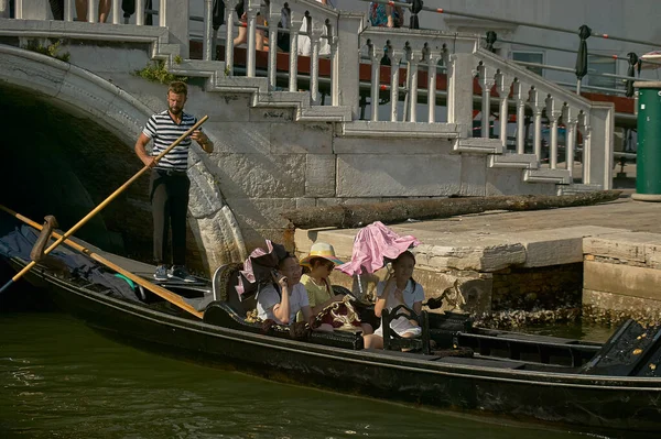 Venedig Italien März 2019 Gondel Venedig Mit Menschen Bord — Stockfoto