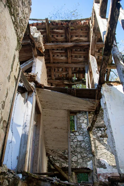 Ερείπιο Εγκαταλελειμμένο Στους Δολομίτες Ένα Παλιό Εγκαταλελειμμένο Κτίριο Από Εξωτερικό — Φωτογραφία Αρχείου
