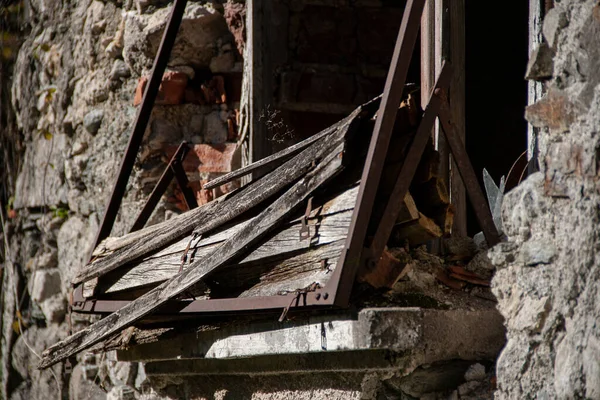 Harabe Dolomitlerde Terk Edilmiş Dışarıdan Terk Edilmiş Eski Bir Bina — Stok fotoğraf