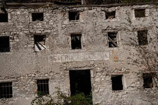 Ruine Verlassen Den Dolomiten Ein Verlassenes Gebäude Von Außen — Stockfoto