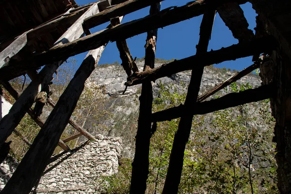 Dolomitokon Elhagyatott Romok Egy Régi Elhagyatott Épület Kívülről — Stock Fotó
