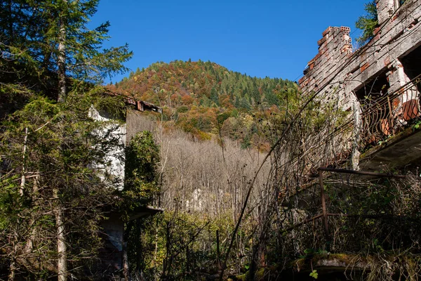 Ruína Abandonada Nas Dolomitas Velho Edifício Abandonado Exterior — Fotografia de Stock