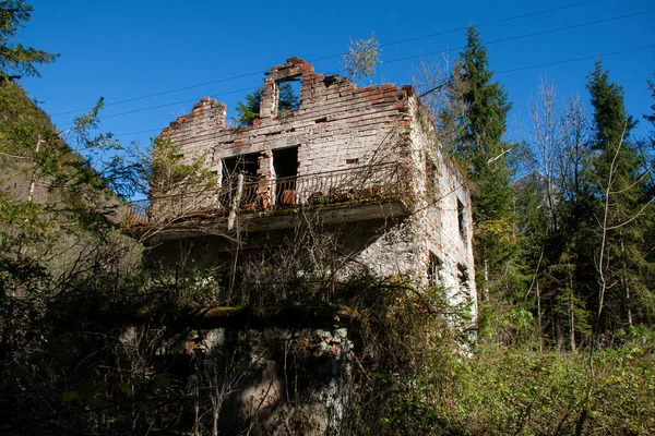 Ruine Verlassen Den Dolomiten Ein Verlassenes Gebäude Von Außen — Stockfoto