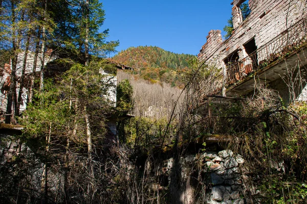 Ruine Abandonnée Sur Les Dolomites Vieil Immeuble Abandonné Extérieur — Photo