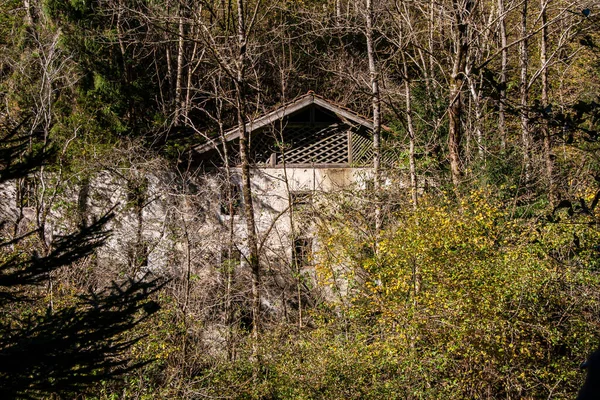 Casa Floresta Nas Montanhas Dolomitas Itália — Fotografia de Stock