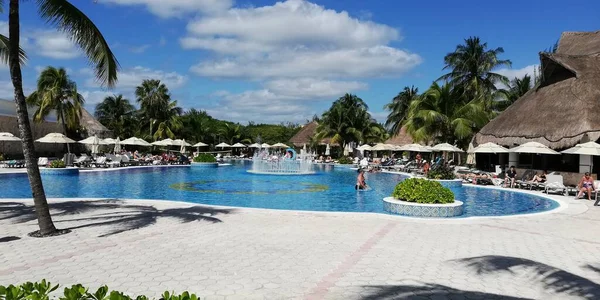 Cancun Mexico Maart 2020 Mexicaans Resort Zwembad Zonnige Dag — Stockfoto
