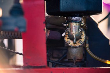 VILLANOVA DEL GHEBBO, İTALYA 3 Mayıs 2020: Eski içten yanmalı motor detayı