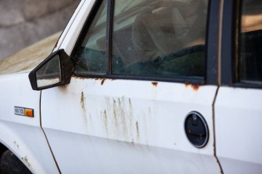 Eski terk edilmiş ve paslı arabanın dış görünüşü.