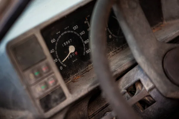 古い放棄された錆びた車内の詳細 — ストック写真