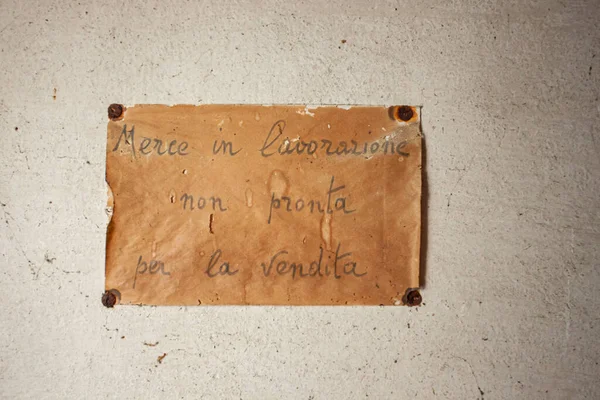 イタリアの放棄された建物でイタリア語で手書きの古い記号 — ストック写真