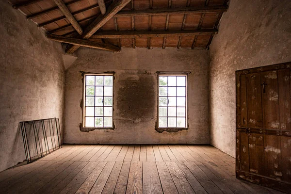 Lege Kamer Een Verlaten Huis Met Raam Houten Vloer — Stockfoto