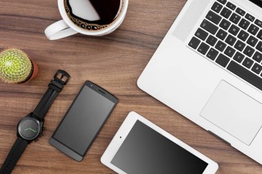 Resepsiyon tablet, smartphone, dizüstü bilgisayar, kahve ve izle