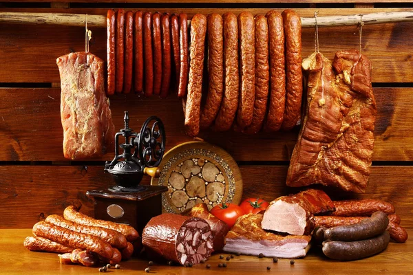 Table de campagne avec saucisse et jambon Table de campagne avec différents types de saucisse et jambon — Photo