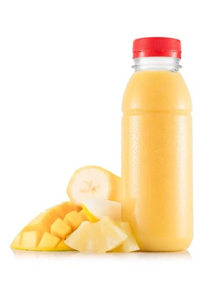 Манго, ананас, банан и смузи из дыни в пластиковой бутылке — стоковое фото